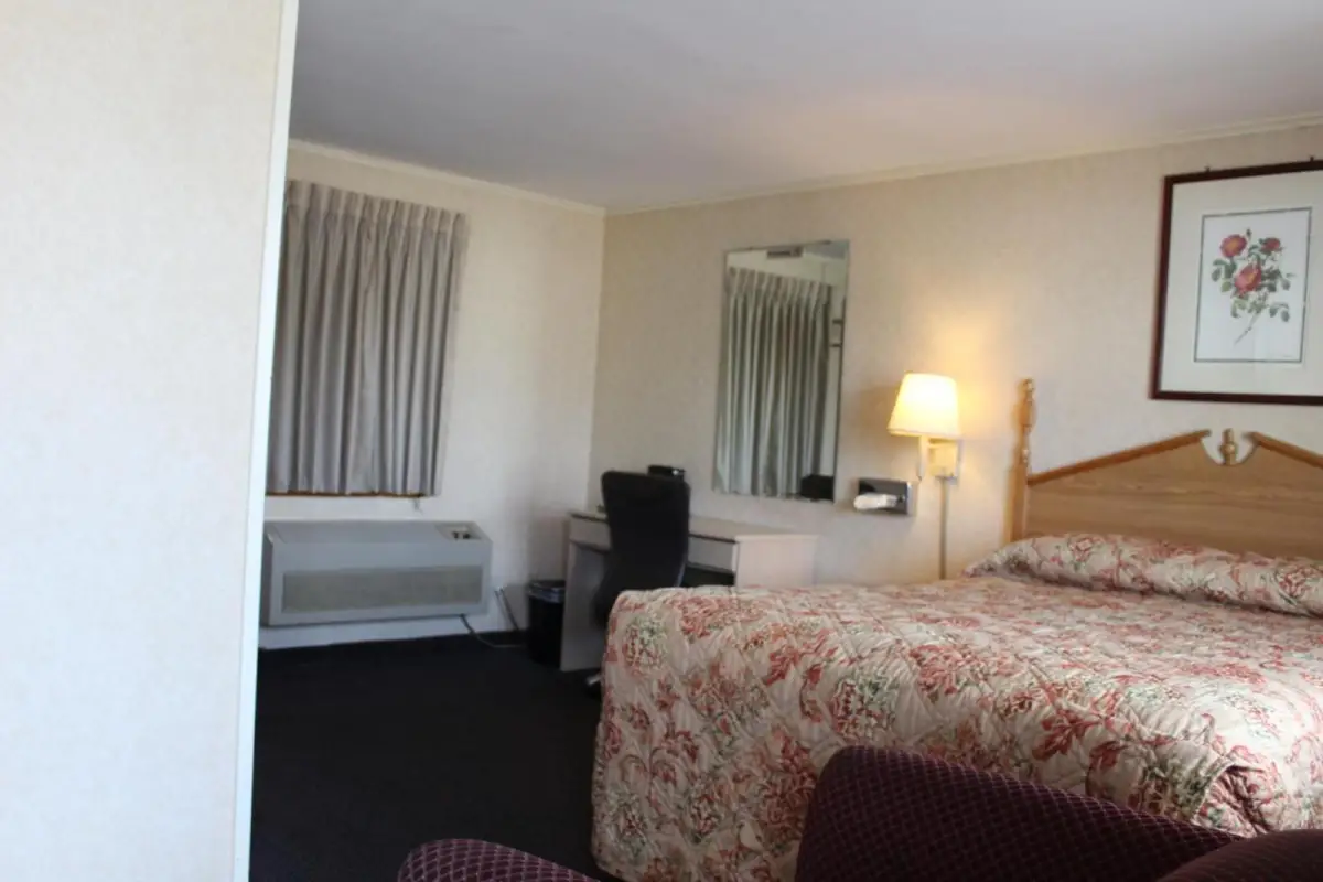 Elm Motel 7
